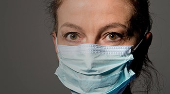women-wearing-medical-face-mask.jpg